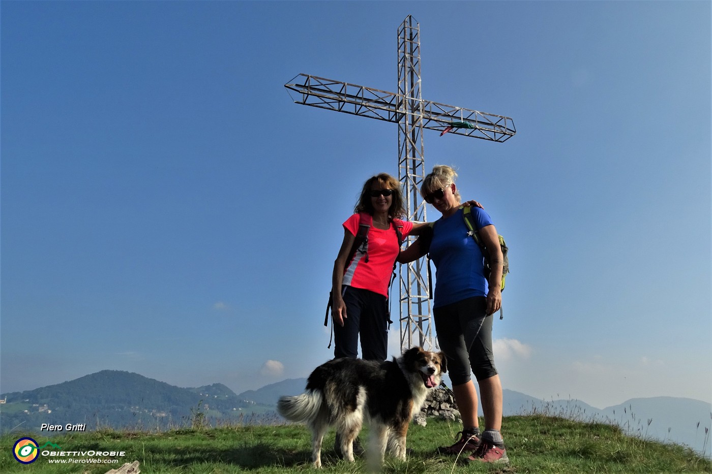 37 Alla croce di vetta del Pizzo di Spino (950 m).JPG